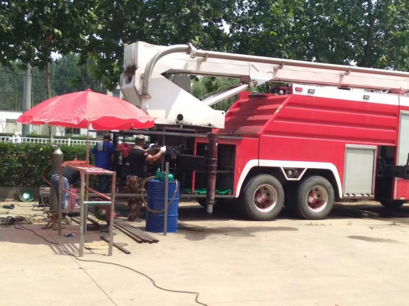 我公司為某消防大隊(duì)維修過(guò)火高噴車(chē)1